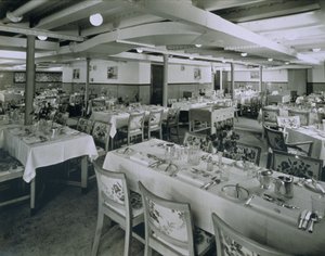 Vista di una sala da pranzo a bordo di una nave da crociera